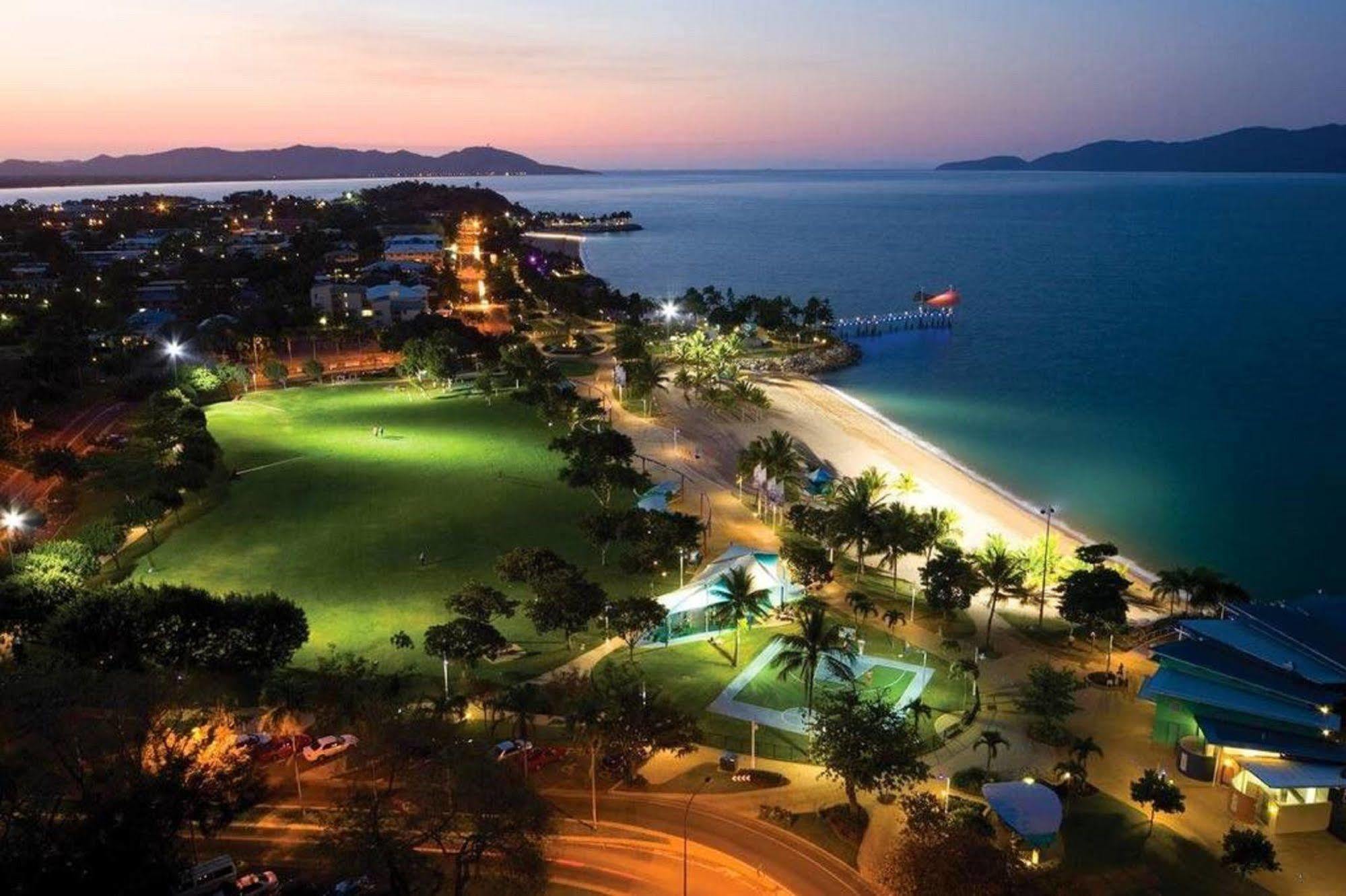 Aquarius On The Beach Townsville Kültér fotó