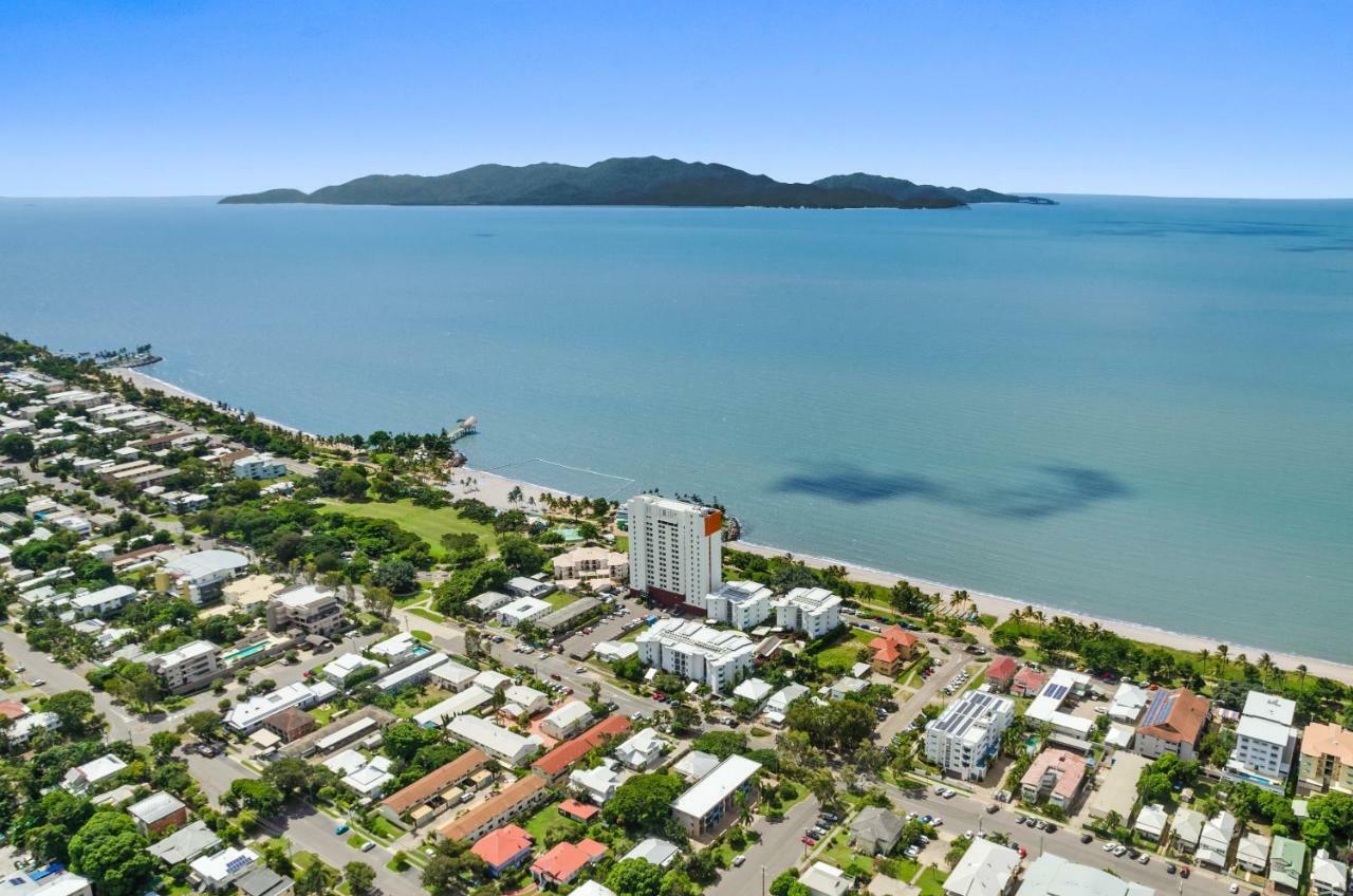Aquarius On The Beach Townsville Kültér fotó
