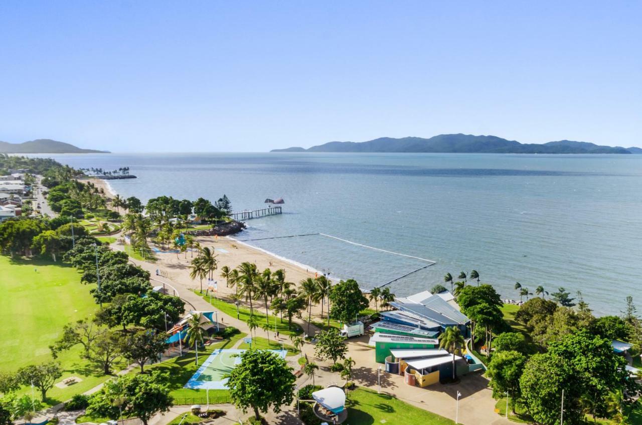 Aquarius On The Beach Townsville Kültér fotó